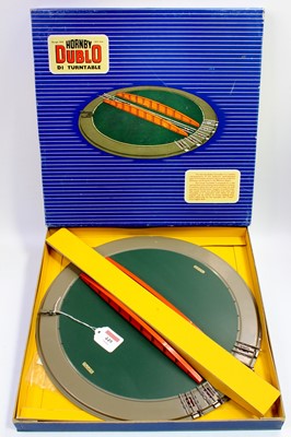 Lot 449 - Hornby-Dublo D1 turntable (M) (BE) with...