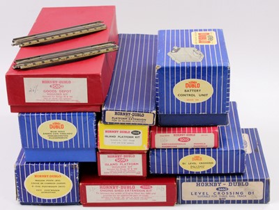 Lot 453 - A large box of Hornby-Dublo accessories: 5020...