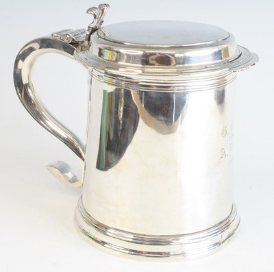 Lot 2122 - An Edwardian silver lidded tankard, of...