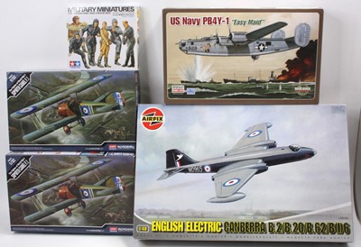 Lot 1762 - A collection of mixed plastic model kits...