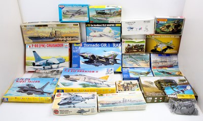 Lot 1772 - Two boxes of mixed scale military plastic kits...