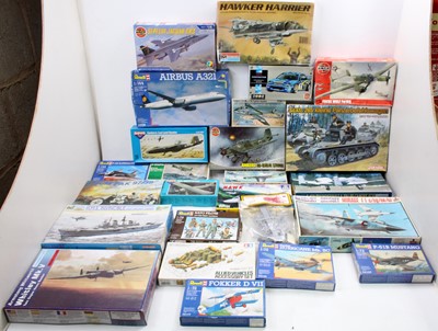 Lot 1749 - Two boxes of military interest plastic kits to...