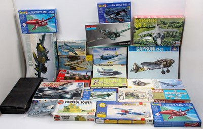 Lot 1752 - Two boxes of mixed scale plastic military and...