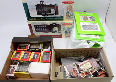 Lot 662 - Three boxes containing a quantity of N gauge...