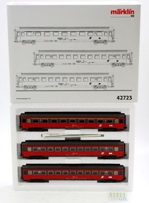 Lot 665 - A Marklin H0 scale No. 42723 three-piece...