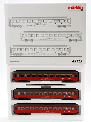 Lot 666 - A Marklin H0 scale No. 42723 three-piece...