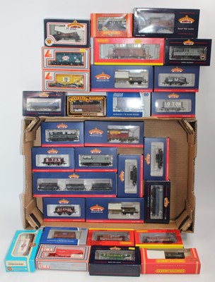 Lot 737 - 32 various boxed 00 gauge items of rolling...