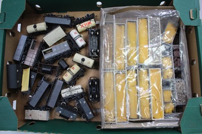 Lot 740 - One tray of various loose 00 gauge items of...