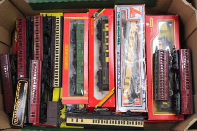 Lot 742 - One tray of boxed and loose repainted and kit...