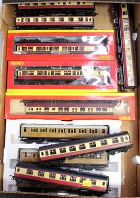 Lot 760 - One tray of Hornby 00 gauge teak and...