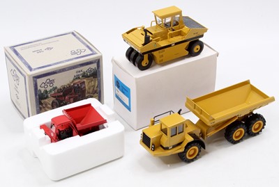 Lot 1096 - A mixed scale construction vehicle group to...