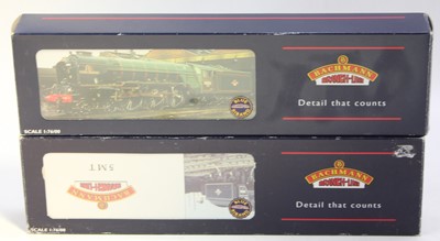 Lot 342 - A Bachmann 00 gauge boxed locomotive group to...