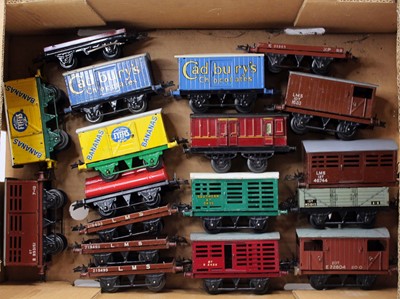 Lot 303 - One tray containing various mixed Hornby 0...