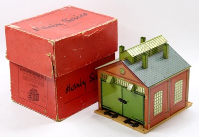 Lot 282 - 1928-33 Hornby 0-gauge clockwork Engine Shed...