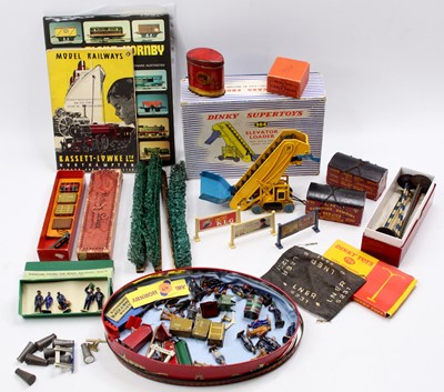 Lot 291 - Collection of small items: Dinky Toys 964...