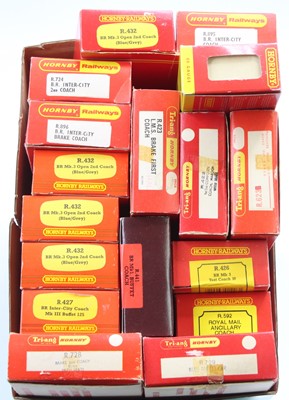 Lot 559 - Box of 17 Triang Hornby & Hornby 00 gauge...