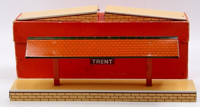 Lot 235 - 1955-7 Hornby 0-gauge Island platform, Trent,...