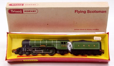 Lot 354 - Triang Hornby 00 Gauge R855 LNER Flying...