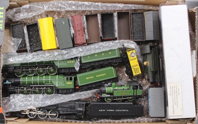 Lot 398 - Tray of mixed 00 Gauge railway items to...