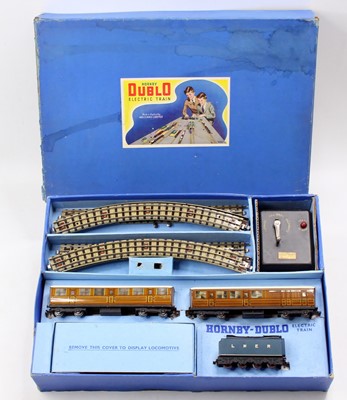 Lot 490 - Hornby Dublo EDP1 Passenger Set, comprising...