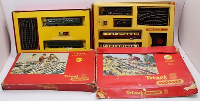 Lot 605 - Two Triang boxed sets: RS7 2-car DMU green and...