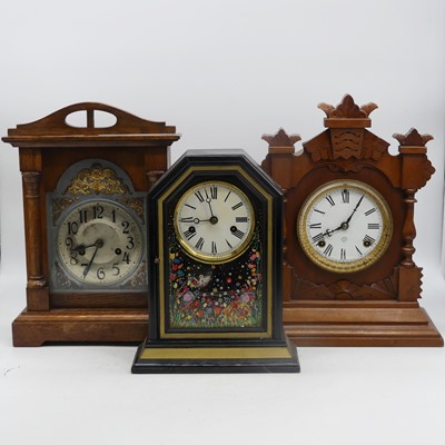 Lot 26 - An early 20th century 8-day mantel clock, the...