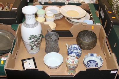 Lot 748 - A box of Oriental items to include a...