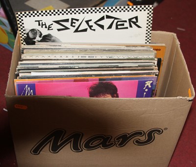Lot 790 - A box of vintage vinyl 12" records and 7"...