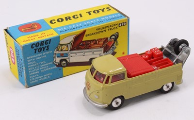 Lot 1074 - Corgi Toys No. 490 V.W Breakdown truck in...