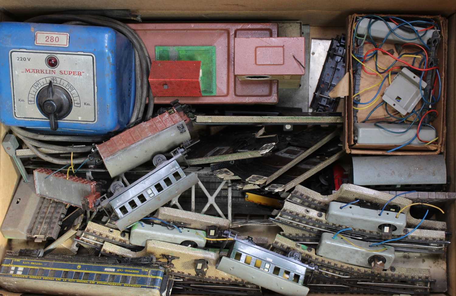 Lot 419 - Large tray containing Marklin HO gauge items,...