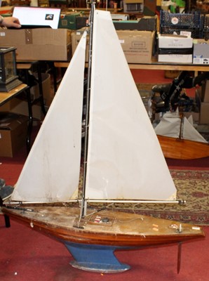 Lot 1542 - A wooden hull and weighted keel model yacht...