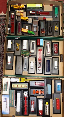 Lot 1556 - Three trays of mixed modern issue diecast to...
