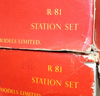Lot 1557 - A pair fo boxed Triang R81 station sets both...