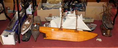 Lot 1603 - A large collection of mixed static display and...