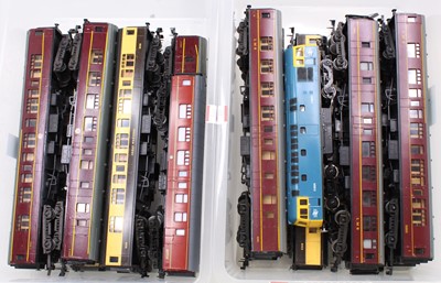 Lot 355 - Lima 0-gauge loco & coaches: Class 31 diesel,...