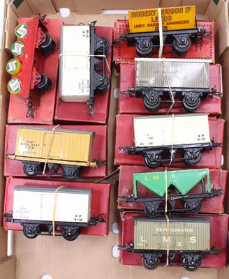 Lot 400 - Nine Hornby 0-gauge wagons: pre-war: LMS...