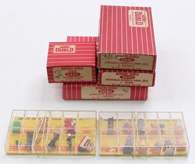 Lot 421 - Hornby Dublo Accessory Group, to include 052...