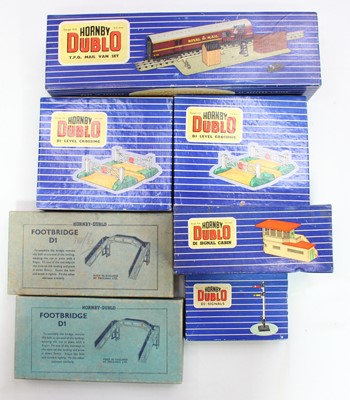 Lot 669 - Collection of Hornby Dublo to include D1 TPO...