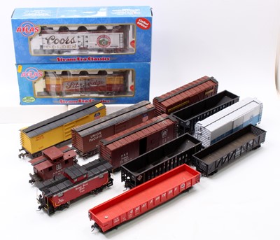 Lot 302 - 0-gauge North American goods wagons: Atlas...