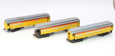 Lot 303 - Three Lionel American coaches, nos. 9582/3&5,...