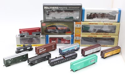 Lot 508 - American rolling stock: Bachmann 18907 flat...