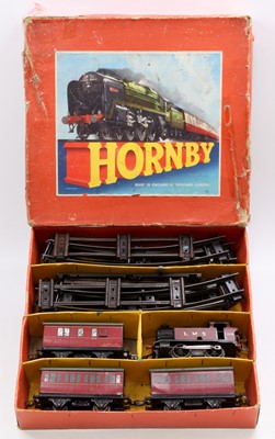 Lot 282 - A Hornby 0 gauge collection in a set box but...