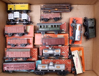 Lot 763 - One tray containing a quantity of HO scale...