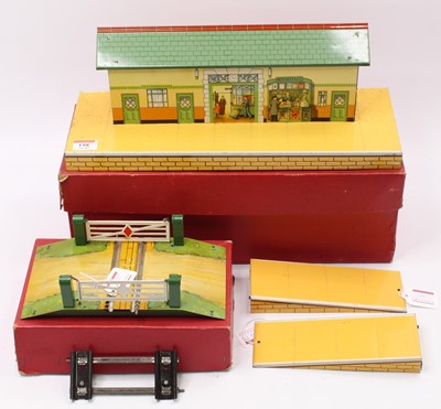 Lot 198 - Two Hornby items: 1955-7 No.3 station, green...