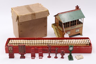 Lot 199 - Two pre-war Hornby items: 1927-8 Signal Cabin...