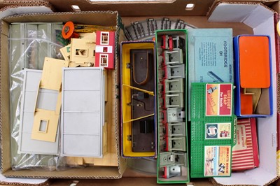 Lot 610 - Tray of Hornby-Dublo accessories: Goods Depot...