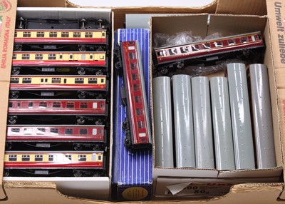 Lot 428 - Large tray containing Hornby-Dublo unboxed...