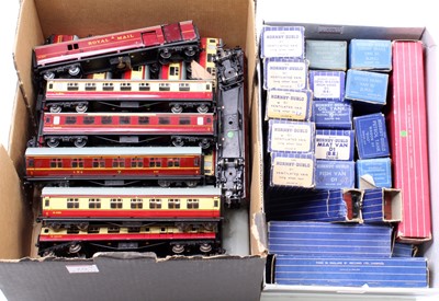 Lot 624 - Two trays Hornby-Dublo rolling stock mainly...