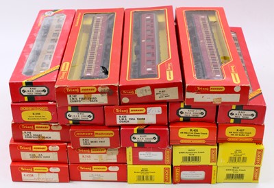 Lot 556 - Approx. 26 Triang/Triang Hornby bogie coaches,...