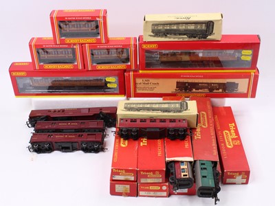 Lot 562 - Tray of Rovex/Triang & Hornby coaches: One...